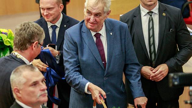 Prezident Miloš Zeman zahájil třídení návštěvu Moravskoslezského kraje na Krajském úřadu MSK.Předání darů