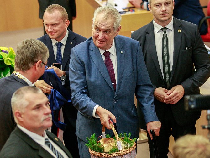 Prezident Miloš Zeman zahájil třídení návštěvu Moravskoslezského kraje na Krajském úřadu MSK.Předání darů