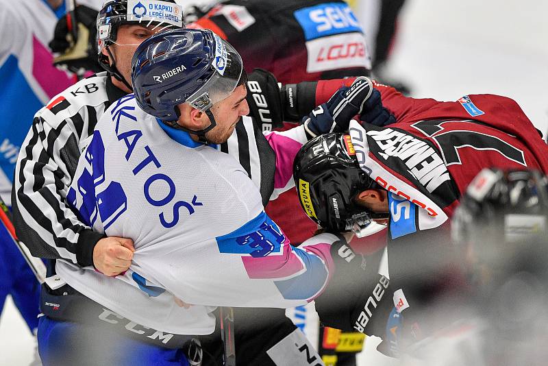 Utkání 44. kolo hokejové extraligy: HC Vítkovice Ridera - HC Sparta Praha, 3. února 2023, Ostrava. (zleva) Dominik Lakatoš z Vítkovic a David Němeček ze Sparty.