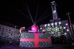 Nasvětlená letošní nová vánoční výzdoba před Novou radnicí, dílo Eriky Bornové s názve Velký dar - úhel pohledu, na Prokešově náměstí, 22. prosince 2021 v Ostravě.