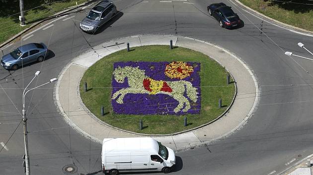 V rondelu před Novou radnicí byl z květin vysázen znak Ostravy. 