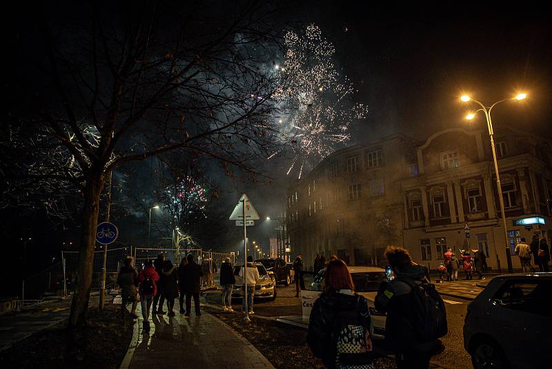 Silvestrovský ohňostroj u Slezskoostravské radnice, 31. prosince 2021 v Ostravě.
