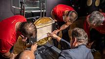 Do Ostravského muzea dorazila 130 kg mince z ryzího zlata s hodnotou 100 milionů korun, 30 září 2020 v Ostravě.