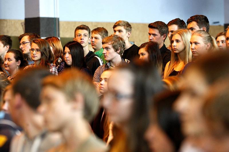 Prezident Miloš Zeman debatoval i se studenty gymnázia Hladnov.  