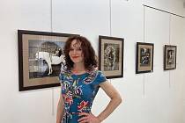 Sára Saudková na výstavě svých fotografií ve Výtvarném centru Chagall v Ostravě, která potrvá do konce srpna 2022.