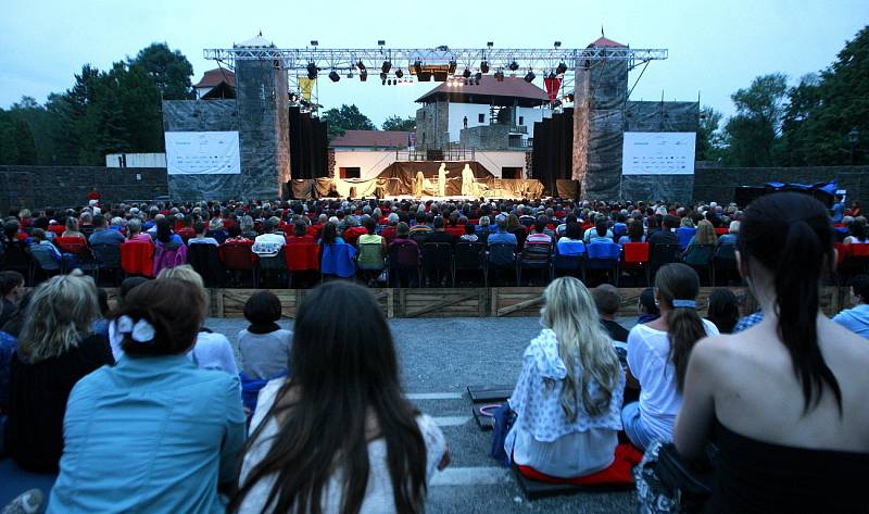 Komedie Jak se vám líbí zahájila na Slezskoostravském hradě Letní shakespearovské slavnosti v Ostravě, které potrvají do první poloviny srpna.
