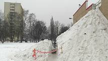 Hromada sněhu rostla a rostla z boku supermarketu mezi sídlišti Poruba a Svinov v západní Ostravě.