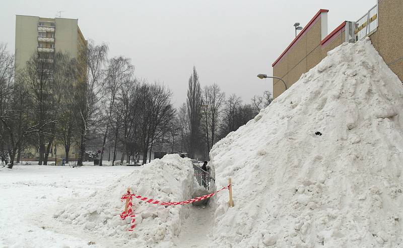 Hromada sněhu rostla a rostla z boku supermarketu mezi sídlišti Poruba a Svinov v západní Ostravě.