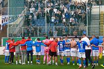 Fotbalisté Baníku Ostrava vyhráli v Teplicích 2:1. S fanoušky to pochopitelně oslavili.