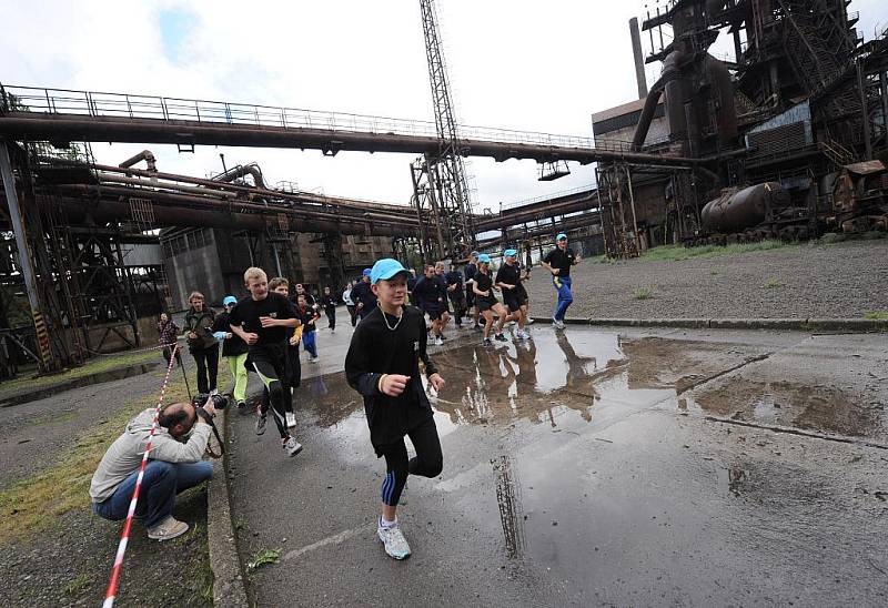 S logem Ostrava 2015 na tričku vyběhlo ve čtvrtek ráno na štafetový běh Ostravou prvních zhruba třicet účastníků. Akce s podtitulem S Emilem v patách totiž vznikla na podporu kandidatury na titul Evropské hlavní město kultury 2015.