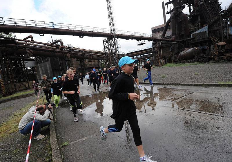 S logem Ostrava 2015 na tričku vyběhlo ve čtvrtek ráno na štafetový běh Ostravou prvních zhruba třicet účastníků. Akce s podtitulem S Emilem v patách totiž vznikla na podporu kandidatury na titul Evropské hlavní město kultury 2015.