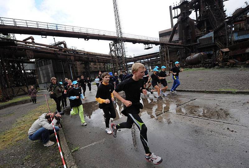 S logem Ostrava 2015 na tričku vyběhlo ve čtvrtek ráno na štafetový běh Ostravou prvních zhruba třicet účastníků. Akce s podtitulem S Emilem v patách totiž vznikla na podporu kandidatury na titul Evropské hlavní město kultury 2015.