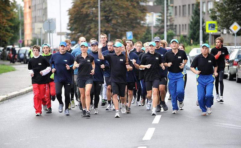 S logem Ostrava 2015 na tričku vyběhlo ve čtvrtek ráno na štafetový běh Ostravou prvních zhruba třicet účastníků. Akce s podtitulem S Emilem v patách totiž vznikla na podporu kandidatury na titul Evropské hlavní město kultury 2015.