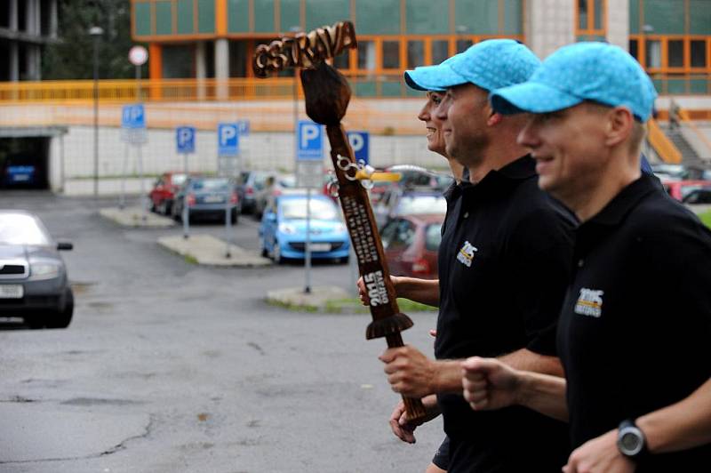 S logem Ostrava 2015 na tričku vyběhlo ve čtvrtek ráno na štafetový běh Ostravou prvních zhruba třicet účastníků. Akce s podtitulem S Emilem v patách totiž vznikla na podporu kandidatury na titul Evropské hlavní město kultury 2015.