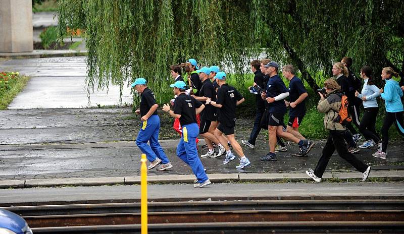 S logem Ostrava 2015 na tričku vyběhlo ve čtvrtek ráno na štafetový běh Ostravou prvních zhruba třicet účastníků. Akce s podtitulem S Emilem v patách totiž vznikla na podporu kandidatury na titul Evropské hlavní město kultury 2015.