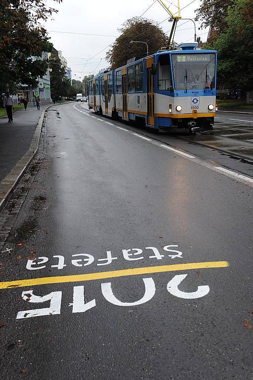 Druhá etapa štafety, jejíž úseky mají symbolických 2015 metrů, vedla fascinujícím areálem Dolní oblasti Vítkovic.