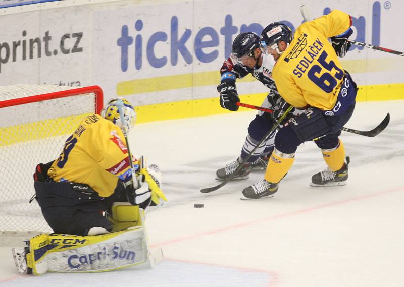 Hokejisté PSG Berani Zlín (ve žlutém) v úvodním zápase Generali Česká cup skupiny D v úterý vyzvali na svém ledě Vítkovice.