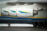 Největší nákladní letadlo světa AN-225 Mrija přistálo na ploše ostravského letiště v Mošnově.