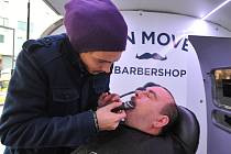 S prvním listopadovým dnem opět odstartovala globální osvětová akce Movember. Českou republiku křižuje v těchto dnech karavan, v němž si muži mohou nechat svůj vous zastřihnout nebo upravit. 