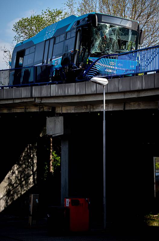 Nehoda autobusu DPO na Frýdlantských mostech v centru Ostravy, 28. dubna 2020.