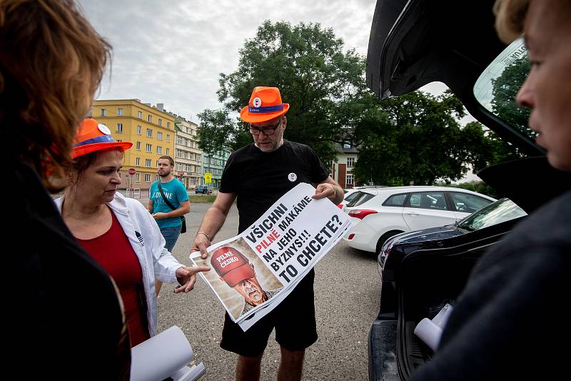 Odjezd účastníků demonstrace na pražské Letné 23. června 2019 z Ostravy.