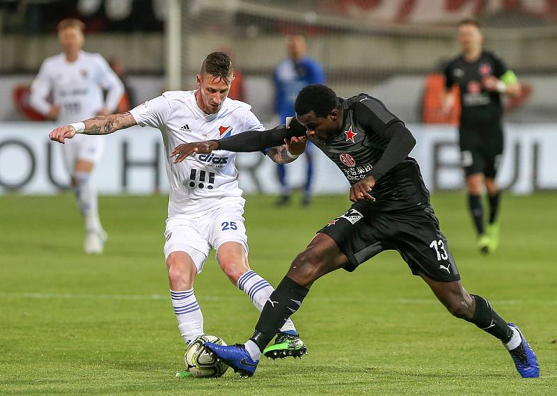 Finále fotbalového poháru MOL Cupu, Baník Ostrava - Slavia Praha 22.května 2019 v Olomouci. Na snímku (zleva) Jiří Fleišman z Baníku Ostrava a Michael Ngadeu ze Slavie.