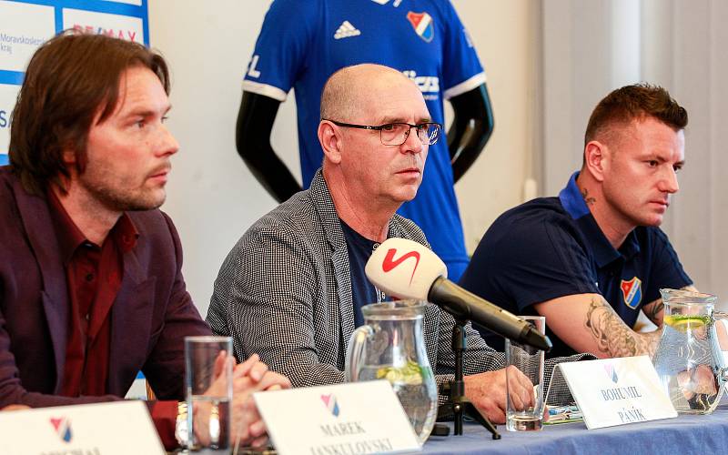 Tisková konference FC Baníku Ostrava.Na fotografii zleva Marek Jankulovski, Bohumil Páník, Jan Laštůvka