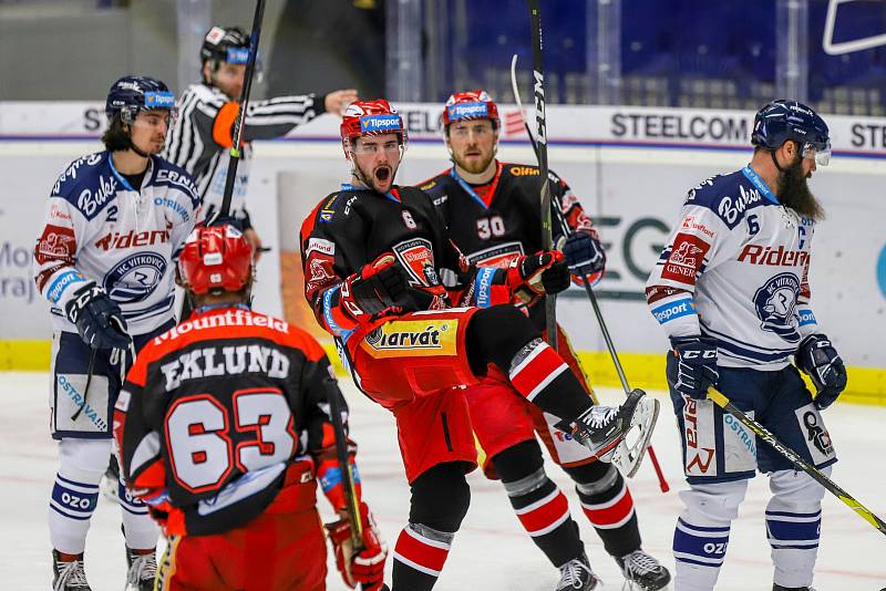 Utkání 39. kola hokejové extraligy: HC Vítkovice Ridera - Mountfield Hradec Králové, 24. ledna 2020 v Ostravě. Na snímku (uprostřed) Lukáš Cingel a Jakub Lev.