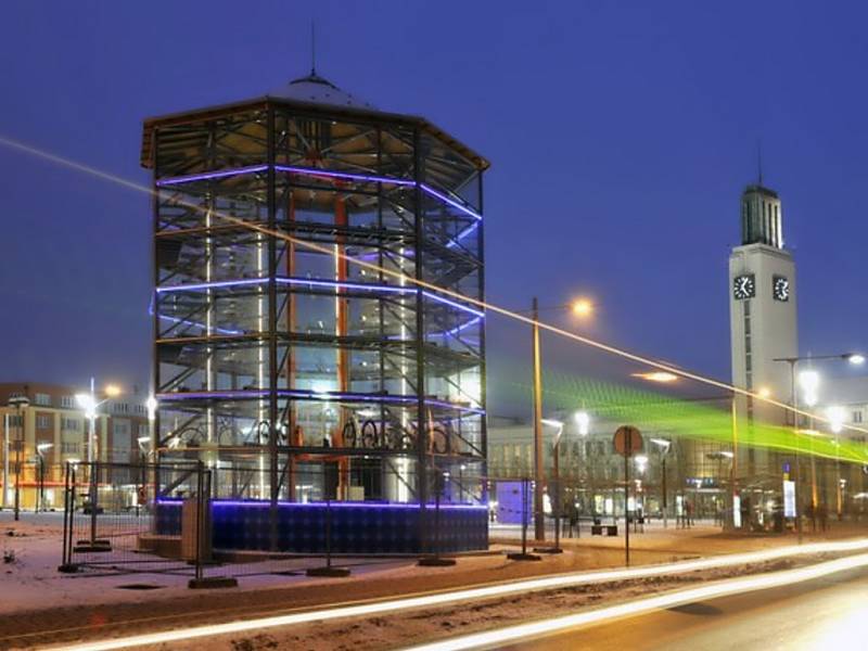 PARKOVACÍ VĚŽ. Příští týden spouští Hradec Králové prototyp parkovací věže pro kola. Rozšíří se i do jiných měst?