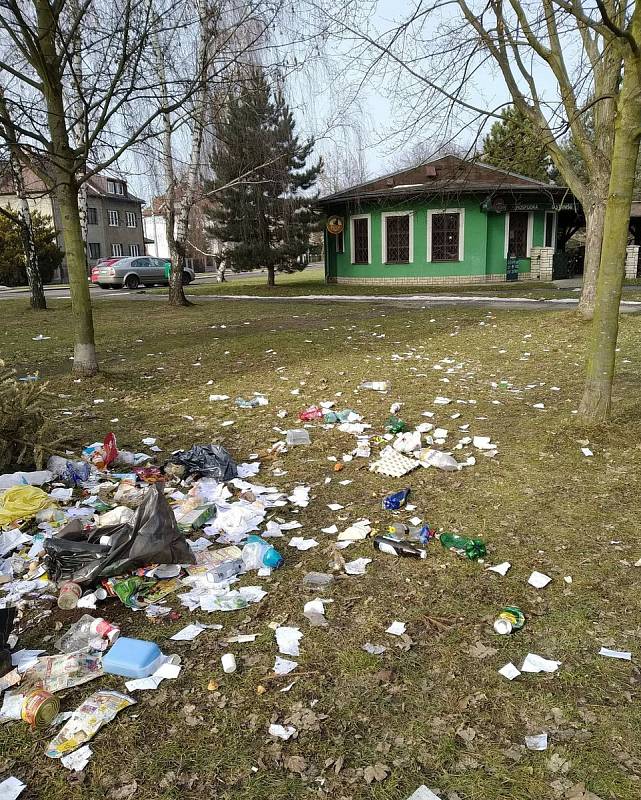 Svinčík okolo popelnic v Sadu Družby v Ostravě-Zábřehu kdosi zatím neznámý dělává často a dá se říci, že také s gustem. Ostrava, květen 2021.