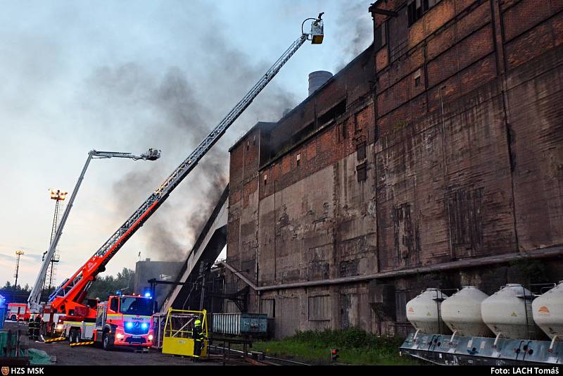 Zásah hasičů u požáru v ostravské huti ArcelorMittal.