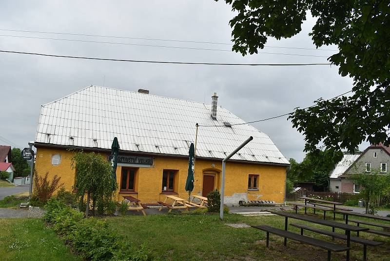 Roudno leží v půvabné krajině mezi vyhaslou sopkou Velký Roudný a přehradou Slezská Harta.