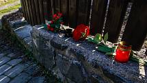 U domu Věry Špinarové lidé v pondělí zapálili svíčky a položili k jeho plotu zpěvaččiny oblíbené růže.