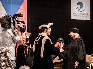 Promoce prvních absolventů všeobecného lékařství Ostravské univerzity v Domě kultury města Ostravy. 