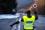 Policie ČR a vojáci začali nařízením vlády ČR kontrolovat, jestli lidé dodržují nová protiepidemická opatření omezující volný pohyb mezi okresy. 6. března 2021 na Horní Bečvě.