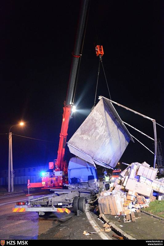 Zhruba čtyři hodiny zasahovali hasiči u nehody kamionu zásilkové služby, která se stala v pondělí v noci v Hlučíně na Opavsku. 