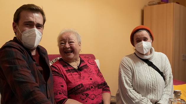 Fotografie z natáčení, kdy seniory navštívili herci Jáchym Kučera a Markéta Matulová.