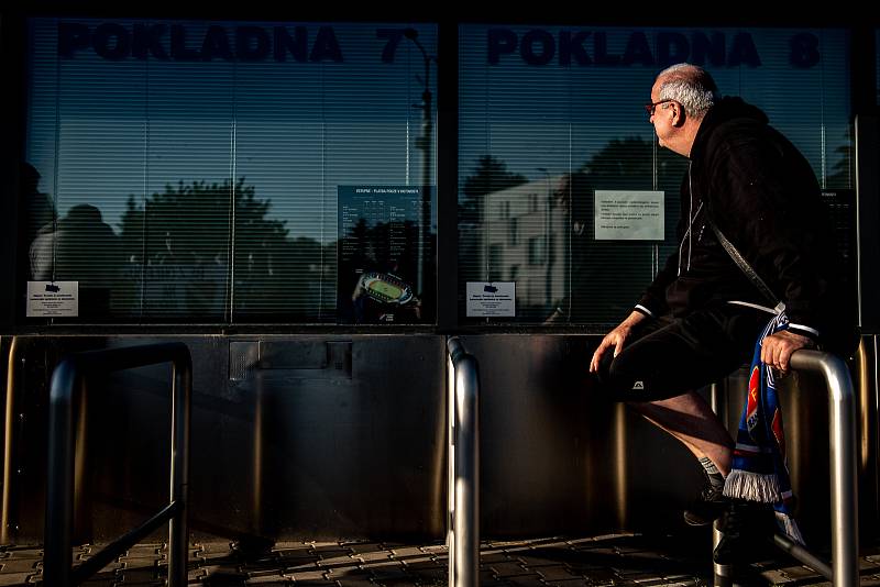 Fanoušci FC Baník Ostrava fandí venku před stadionem kvůli zpřísněným podmínkám spojených s koronavirem. Utkání 27. kola první fotbalové ligy: FC Baník Ostrava - FC Viktoria Plzeň, 3. června 2020 v Ostravě.