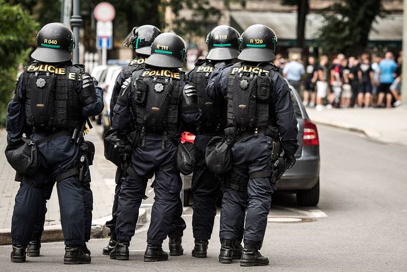 Šedesát lidí bylo zajištěno po sobotní demonstraci proti imigrantům, která se konala na Masarykově náměstí. Protestující se po ukončení akce vydali do Ostravy-Přívozu.