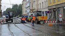 Výměna tramvajových kolejí přinesla omezení dopravy v centru Ostravy.