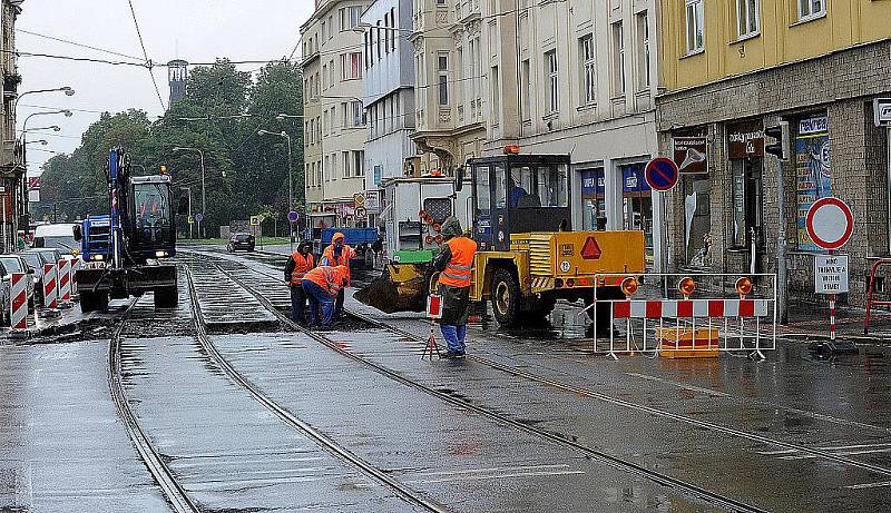 Výměna tramvajových kolejí přinesla omezení dopravy v centru Ostravy.