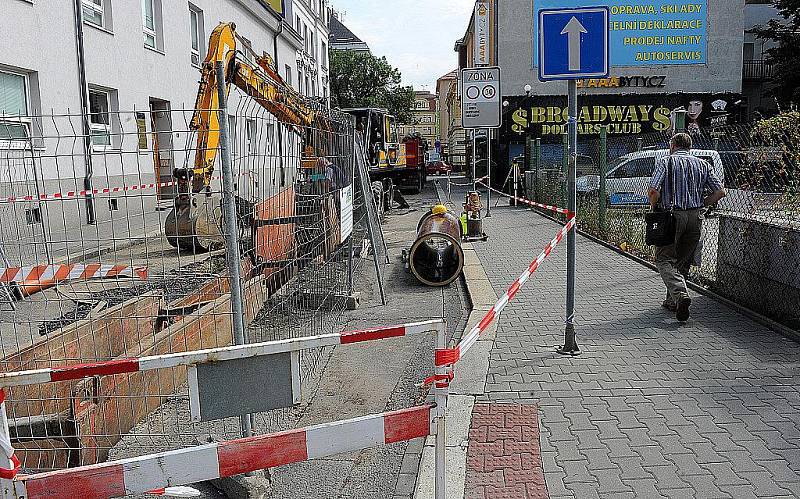 Výměna tramvajových kolejí přinesla omezení dopravy v centru Ostravy.