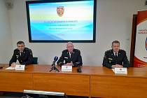 O loňských zásazích moravskoslezských hasičů informovali ředitel krajských hasičů Radim Kuchař (uprostřed) a náměstkové Jiří Němčík (vpravo) a Miloš Střelka.