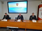 O loňských zásazích moravskoslezských hasičů informovali ředitel krajských hasičů Radim Kuchař (uprostřed) a náměstkové Jiří Němčík (vpravo) a Miloš Střelka.
