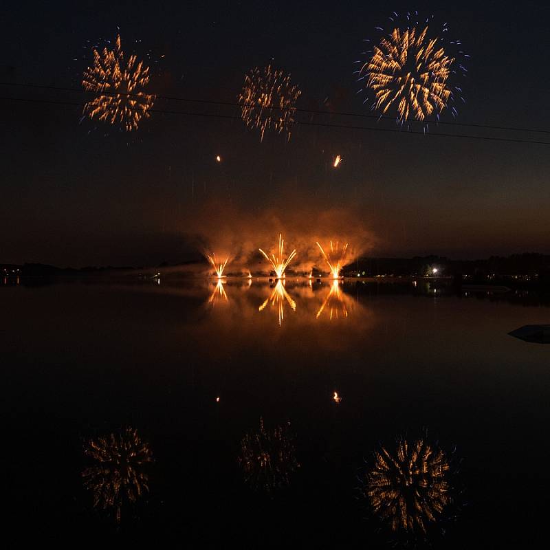 Třídenní festival ohňostrojů i s mezinárodní účastí je vrcholem celoročních oslav 760. výročí města Hlučína. Jako první se divákům představila německá firma Pyroprodukt, která svou show nazvala We Will Rock You.