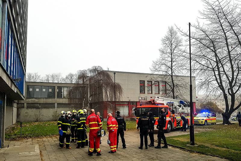 Zásah hasičů u smrtelného případu na ulici Horní v ubytovně hotelového domu Hlubina. 9. prosince 2020 v Ostravě - Hrabůvce.