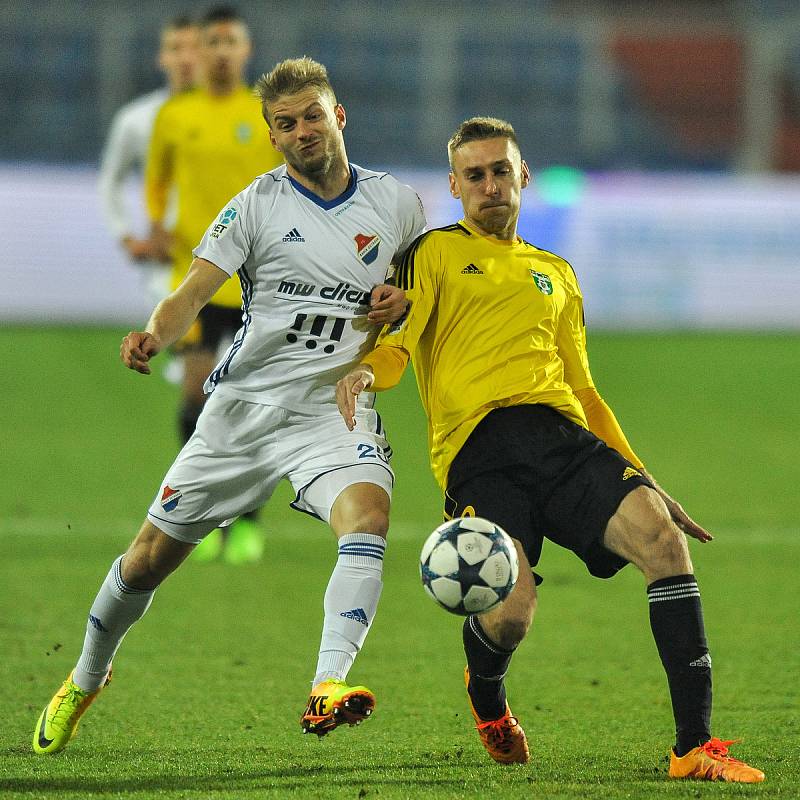 Utkání 15. kola první fotbalové ligy: FC Baník Ostrava - MFK Karviná, 25. listopadu 2017 v Ostravě. (vlevo) Tomáš Mičola a Jan Kalabiška.