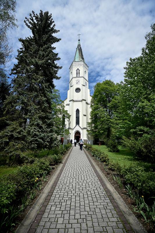 Slavnostní bohoslužbu v kostele sv. Bartoloměje celebroval Jeho Eminence Dominik kardinál Duka, 1. května 2019 ve Studénce.