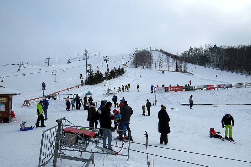 Tošovický areál zaplnili o víkendu lyžaři, snowboardisté i bobisté.