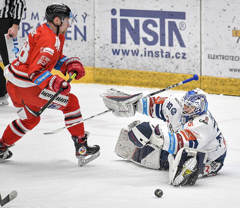 Předkolo play off hokejové extraligy - 4. zápas: HC Olomouc - HC Vítkovice Ridera, 15. března 2022 v Olomouci. (vpravo) brankář Vítkovic Aleš Stezka.